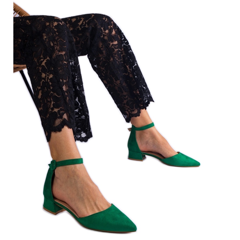 Bombas verdes en un poste bajo Bombas verdes en un poste bajo