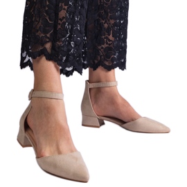 Bombas beige con tacones bajos