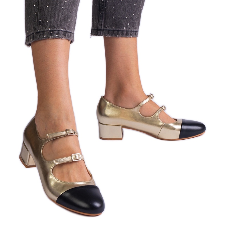 Bombas de oro en una nariz negra dorado Bombas de oro en una nariz negra dorado