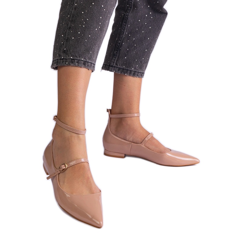 Bombas beige barnizadas con tacones planos con hebillas beige