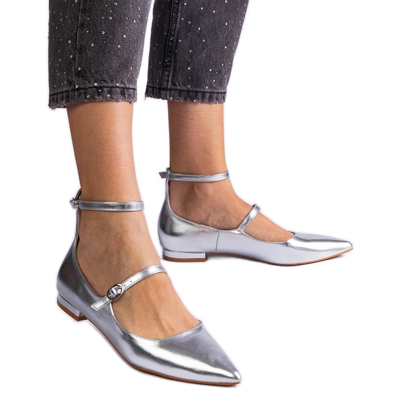 Tacones planos de plata con hebillas metálicas