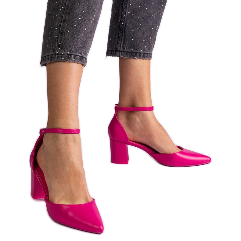 Bombas rosadas rosas en el poste rosado Bombas rosadas rosas en el poste rosado