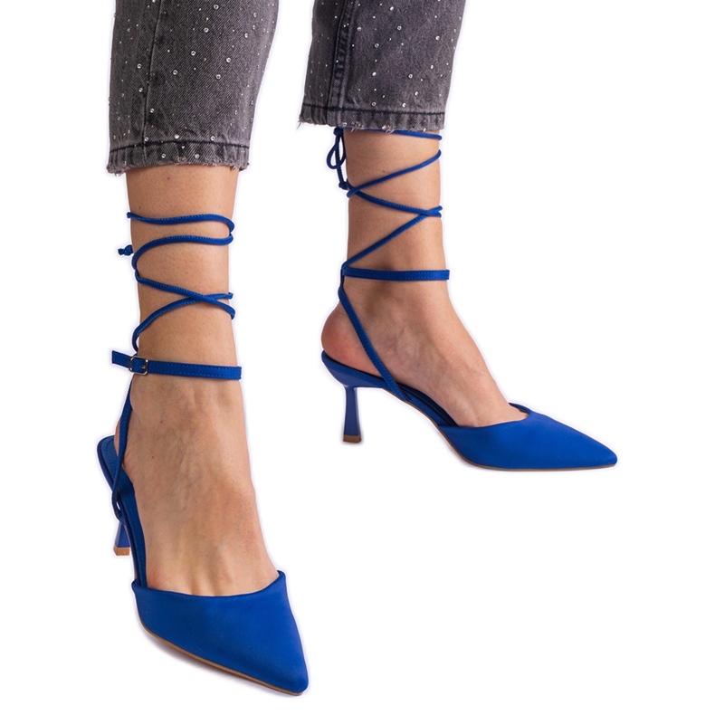 Tacones altos azules con un tacón abierto atado el tobillo