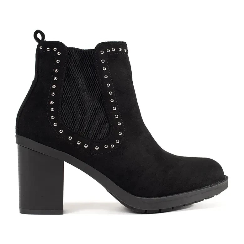 Botas de ante negras en la publicación decorada con diamantes de imitación negro