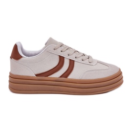 Zapatillas elegantes en la plataforma gris