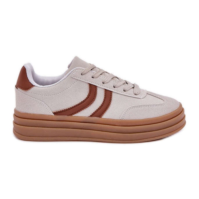 Zapatillas elegantes en la plataforma gris