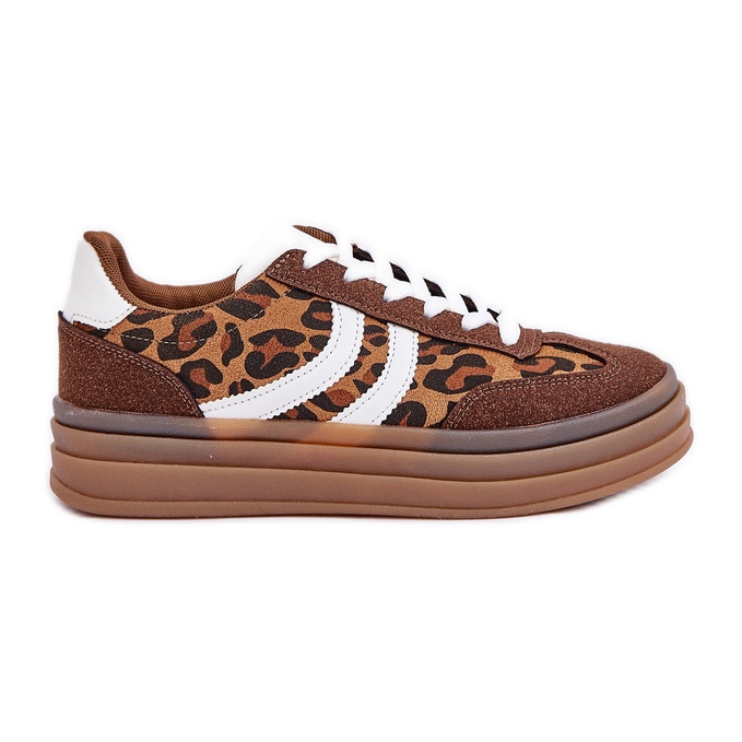Elegantes zapatillas de leopardo en la plataforma marrón
