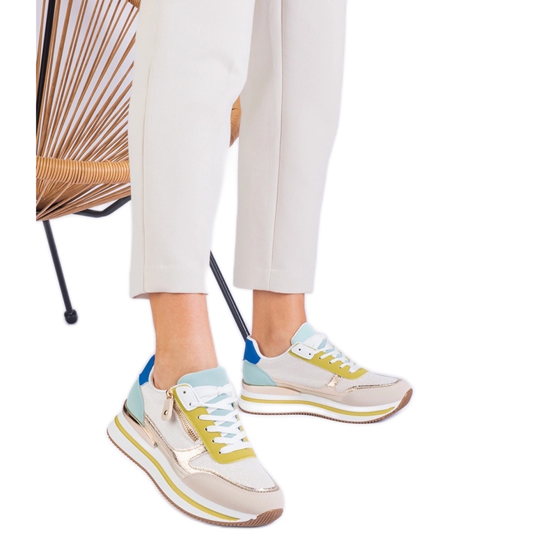 Zapatillas deportivas verdes en la plataforma con una inserción dorada Zapatillas deportivas verdes en la plataforma con una inserción dorada