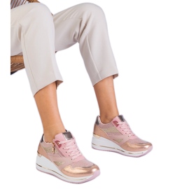 Zapatillas de deporte deportivo rosa en la plataforma decorada con brillo y un inserto metálico