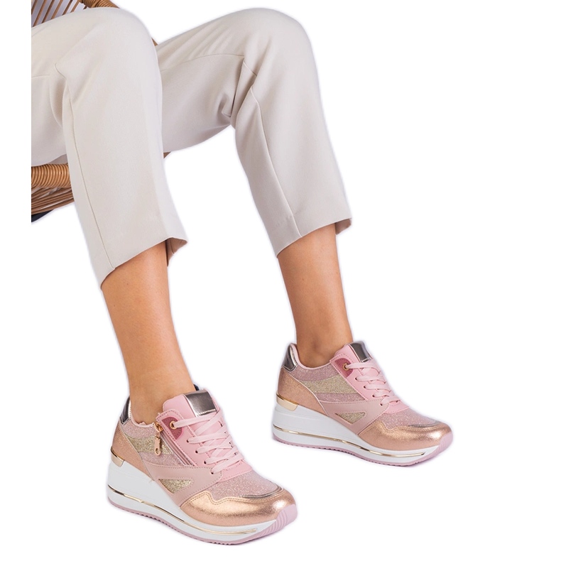 Zapatillas de deporte deportivo rosa en la plataforma decorada con brillo y un inserto metálico rosado