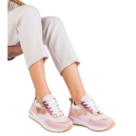 Zapatillas de zapatillas rosadas en la plataforma decorada con brillo rosado