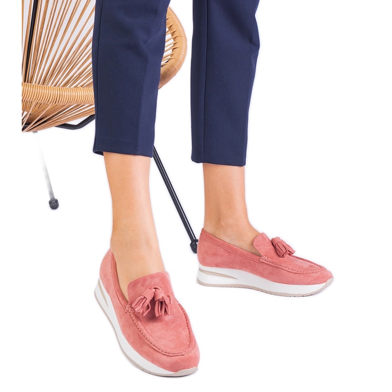 Mocasines de mujer rosa en la plataforma con flecos rosado