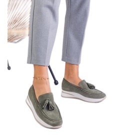 Mocasines de mujeres verdes en la plataforma con franjas Mocasines de mujeres verdes en la plataforma con franjas