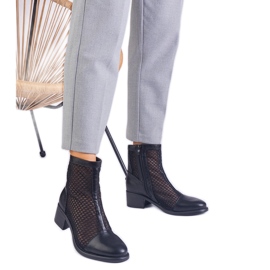 Botas de malla negra en la publicación beige