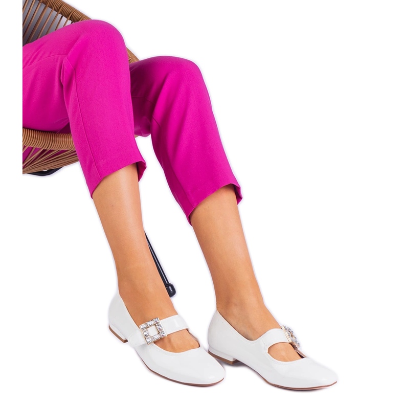Bailarinas barnizadas blancas decoradas con una hebilla blanco