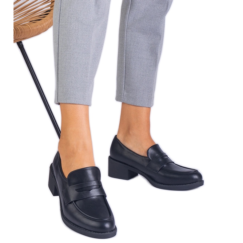 Bombas negras ecológicas en un poste bajo negro Bombas negras ecológicas en un poste bajo negro