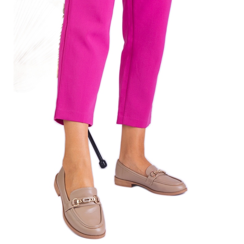 Mocasines marrones de mujeres con decoración y circones marrón