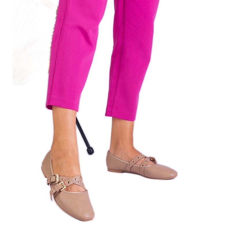 Bailarinas beige hechas de eco -sather decorado con hebillas Bailarinas beige hechas de eco -sather decorado con hebillas