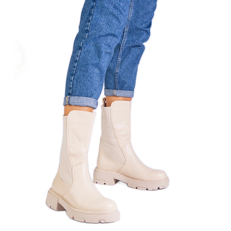 Botas beige con un inserto de material