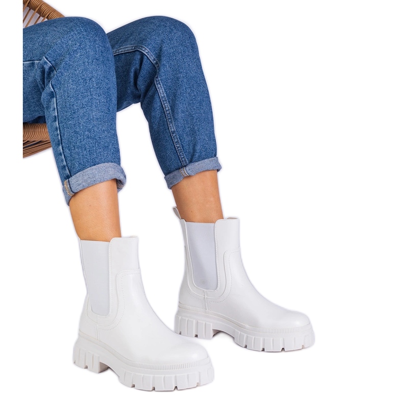 Botines blancos con una inserción flexible