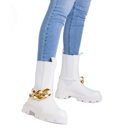 Botines blancos decoradas con una cadena masiva