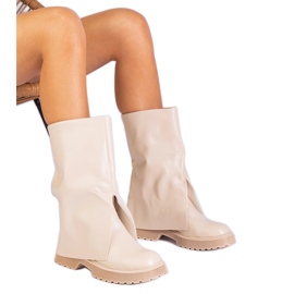 Botas beige con una parte superior doblada