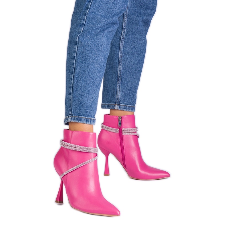 Botas rosadas en un tacón alto decorado con circones rosado