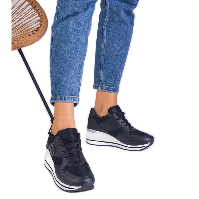 Zapatillas negras para mujeres decoradas con un inserto metálico negro