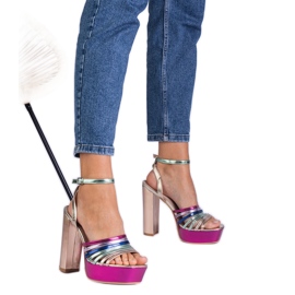 Sandalias masivas multicolores en la publicación rosa