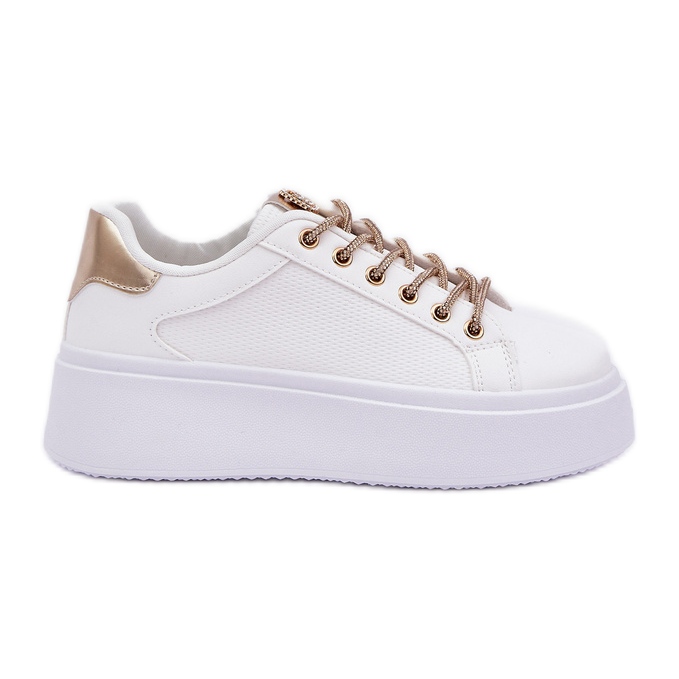 Zapatillas de deporte en una plataforma con cordones decorativos blancos y dorados