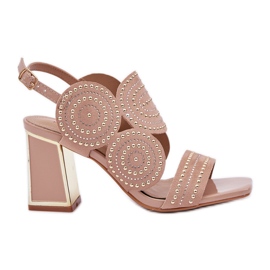 Sandalias decoradas en la publicación del tamaño oscuro beige