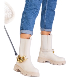 Botines beige decoradas con una cadena masiva