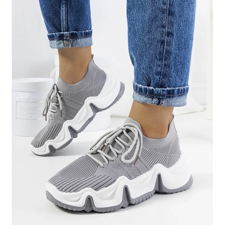 D/GMR Deportivas grises de Thornber. D/GMR Deportivas grises de Thornber.