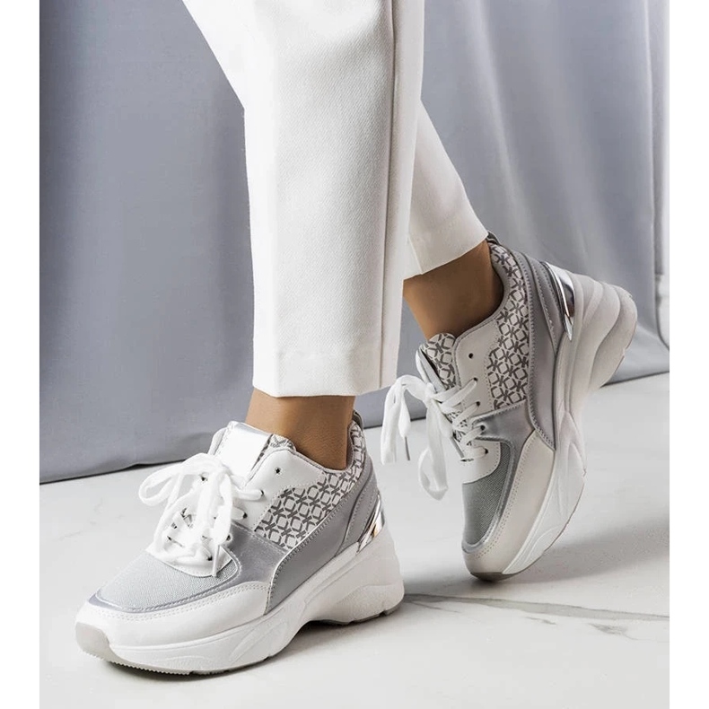 D/GMR Deportivas grises decoradas con el monograma de Lora D/GMR Deportivas grises decoradas con el monograma de Lora