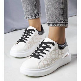 D/GMR Deportivas en blanco y negro decoradas con perforaciones de Erin
