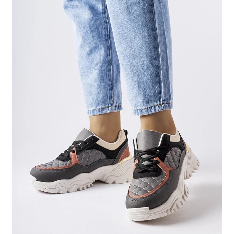 D/GMR Zapatillas grises con inserciones de colores de Esquibel. D/GMR Zapatillas grises con inserciones de colores de Esquibel.