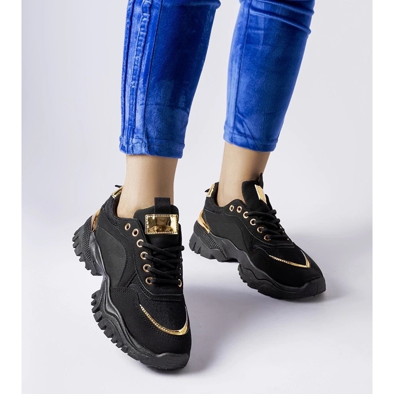 D/GMR Zapatillas negras con detalles dorados de Lodgeville. negro