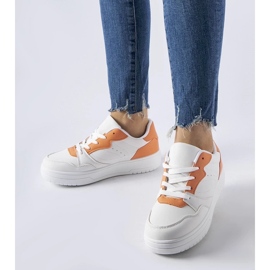 D/GMR Zapatos Fournie blancos con detalles en naranja.