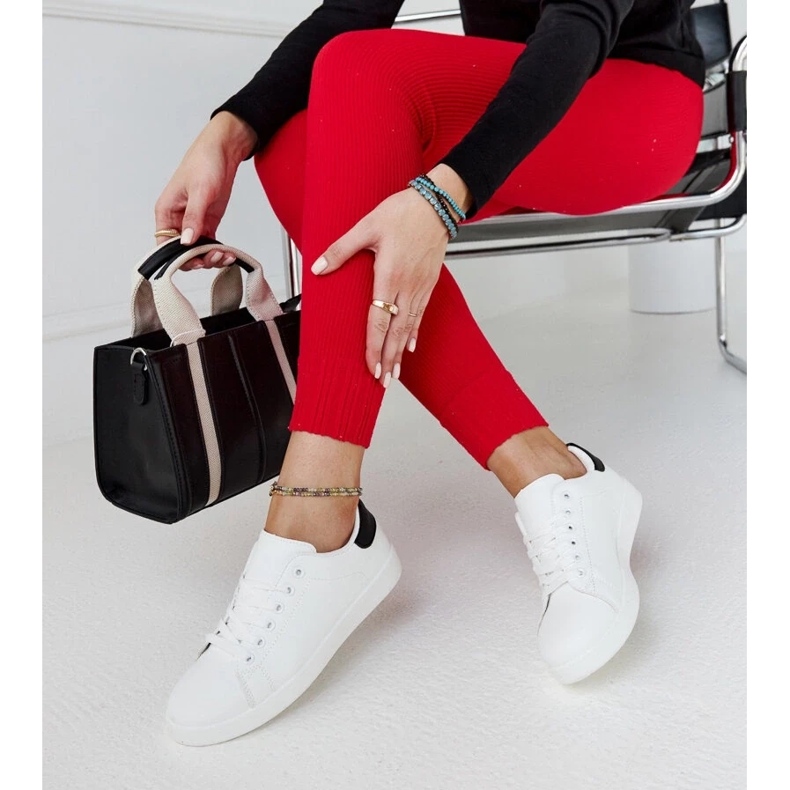 D/GMR Zapatillas blancas en la plataforma birikti con un elemento negro blanco