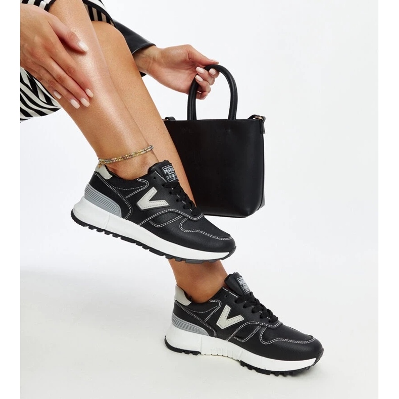 Zapatillas negras con suela gruesa de Cettina. negro
