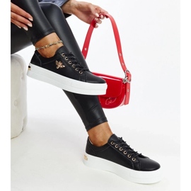 Zapatillas de cuero negro en la suela gruesa de Mikka