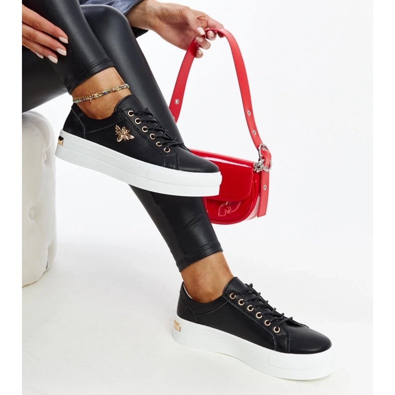 Zapatillas de cuero negro en la suela gruesa de Mikka