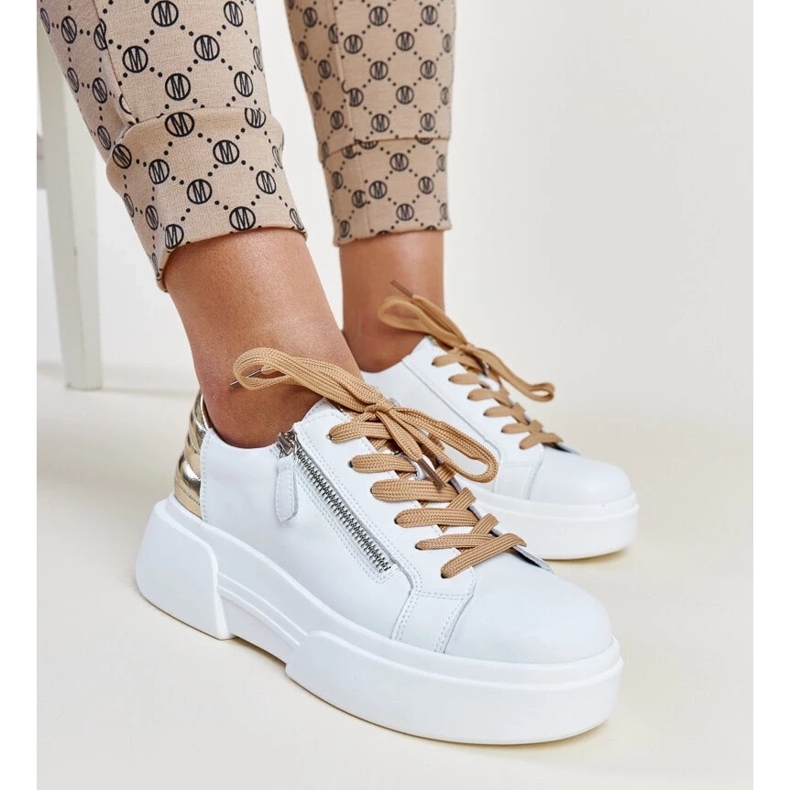 Zapatillas de cuero blanco y dorado atyaf