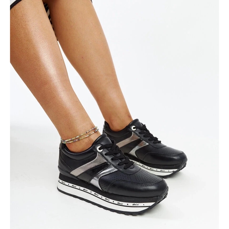 Zapatillas negras en la suela alta de Mehari negro Zapatillas negras en la suela alta de Mehari negro