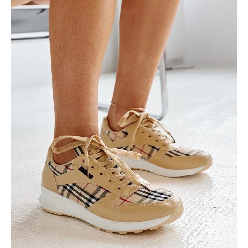 Zapatillas beige en el Afifah a cuadros