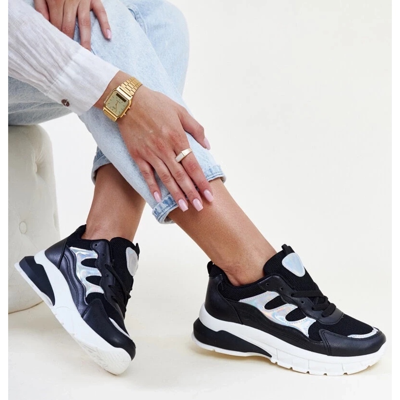Zapatillas negras con suela gruesa Matea. negro