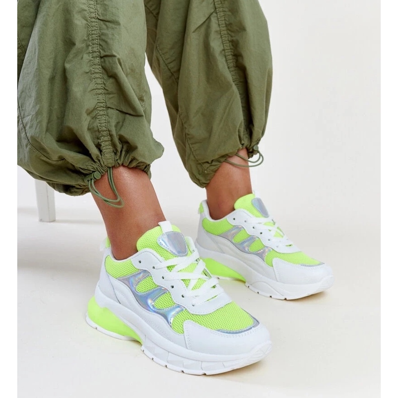 Zapatillas blancas y amarillas con suela gruesa Matea. blanco