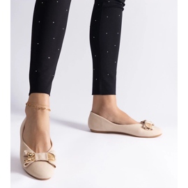 D/CEO Bailarinas beige decoradas con lazo y broche de Esdras D/CEO Bailarinas beige decoradas con lazo y broche de Esdras