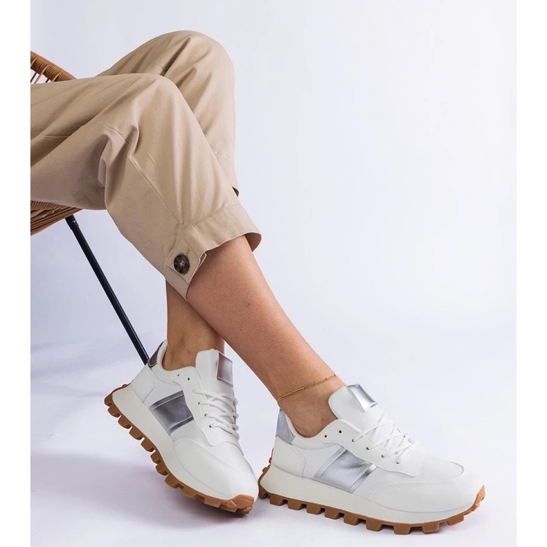 D/CEO Zapatillas blancas con un protector de Restia visible blanco D/CEO Zapatillas blancas con un protector de Restia visible blanco