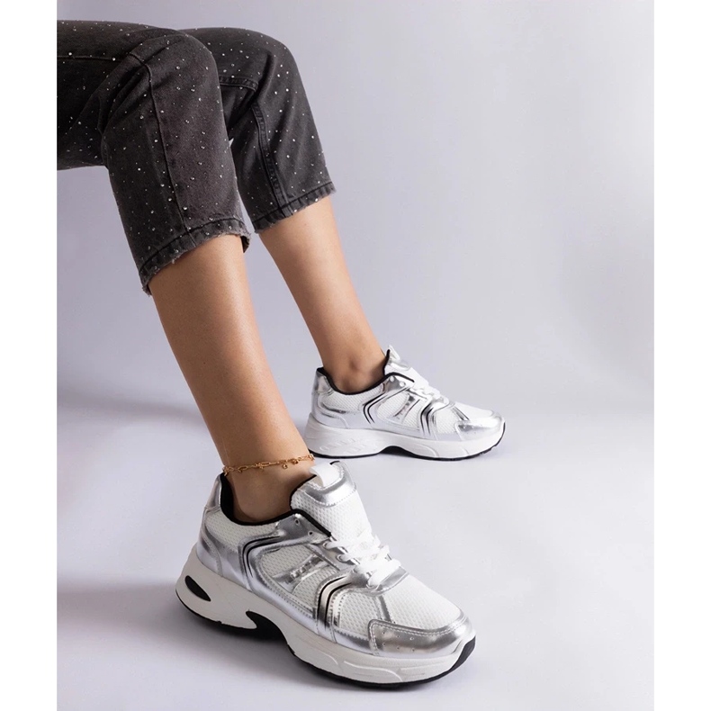 D/CEO Deportivas Ena blancas y plateadas. plata